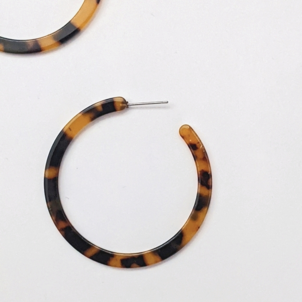 machete inspired acetate tortoiseshell classic hoop earrings - Picture 4 of 8